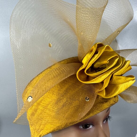 Chic Gold Fascinator Hat with Floral Accent main image 4
